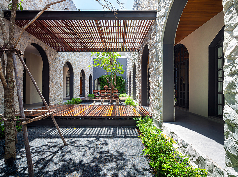 junsekino forms a lush courtyard at the center of tare house in bangkok designboom