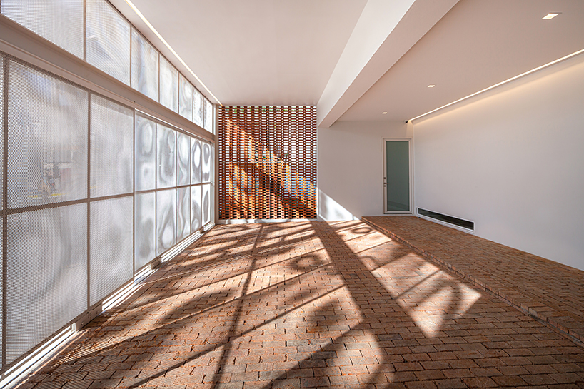 voids + solids articulate white office box in bangkok by junsekino