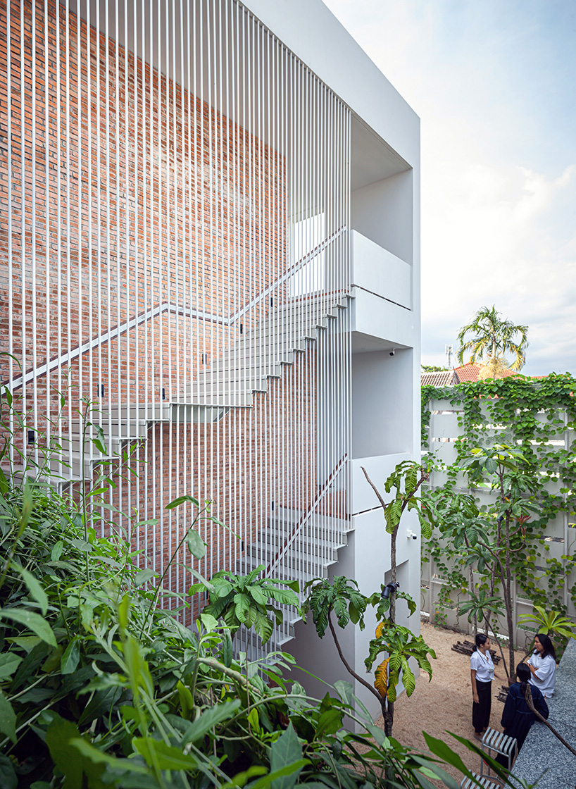 voids + solids articulate white office box in bangkok by junsekino