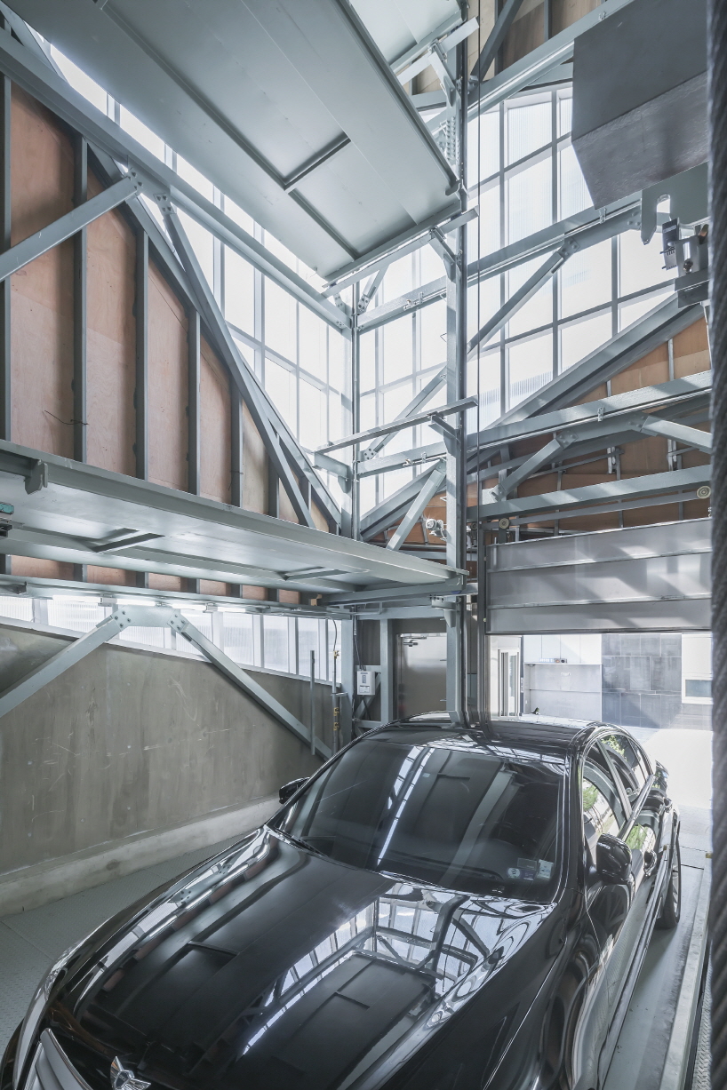 iroje khm architects white boat