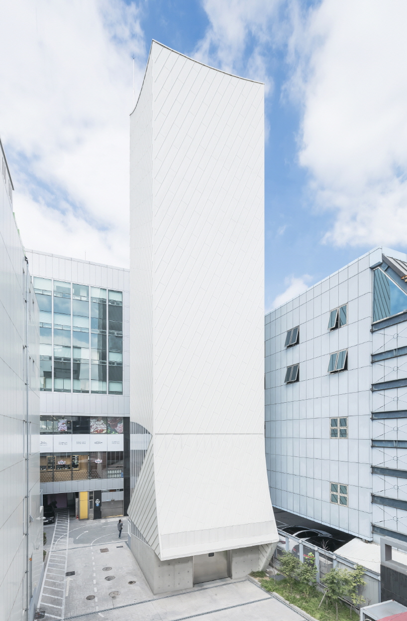 iroje khm architects white boat