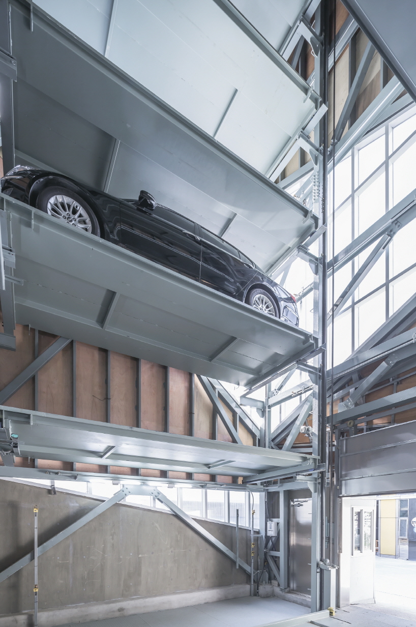 iroje khm architects white boat