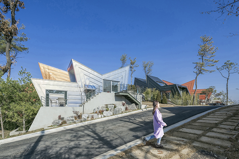 IROJE KHM forms zig-zagged colored townhouses for 'stella fiore' project in south korea designboom