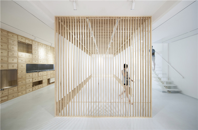 archstudio creates flexible gallery space using folding screens