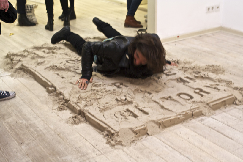 juan arata's participatory sand installation asks visitors to erase history - 6