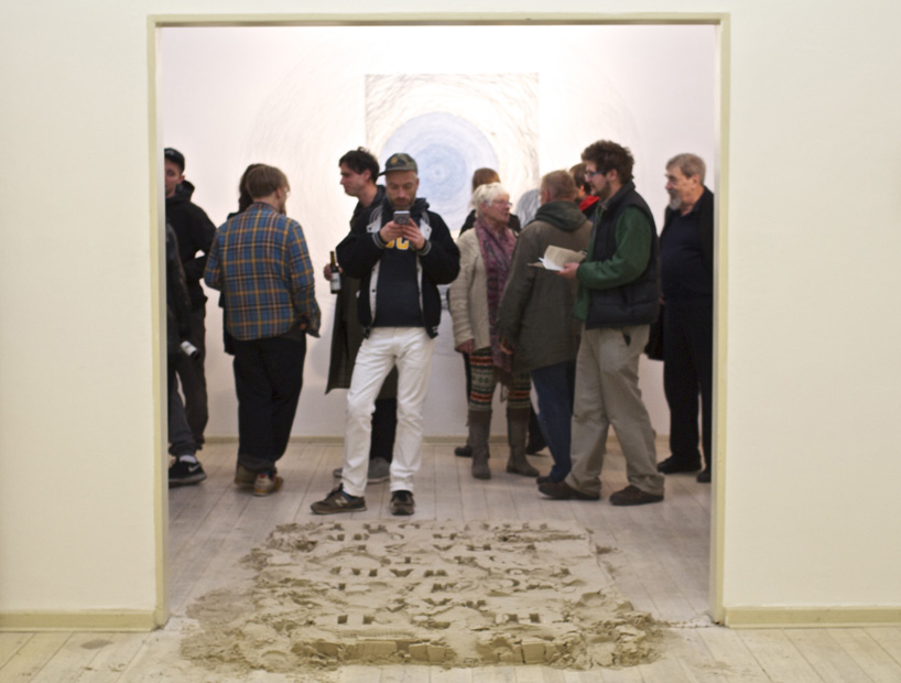juan arata's participatory sand installation asks visitors to erase history - 9