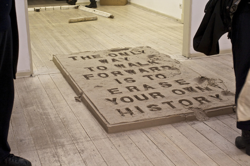 juan arata's participatory sand installation asks visitors to erase history - 2