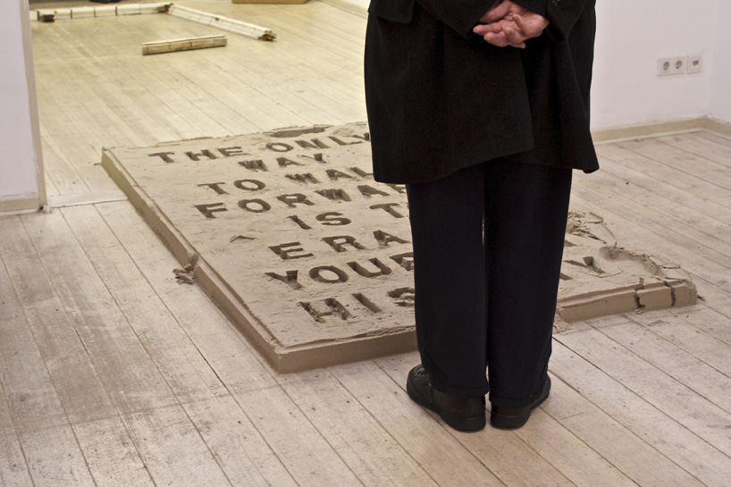 juan arata's participatory sand installation asks visitors to erase history - 3