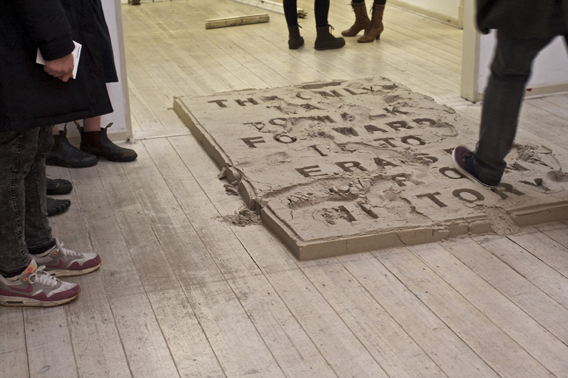 juan arata's participatory sand installation asks visitors to erase history - 5