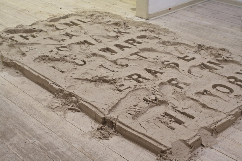 juan arata's participatory sand installation asks visitors to erase history - 8