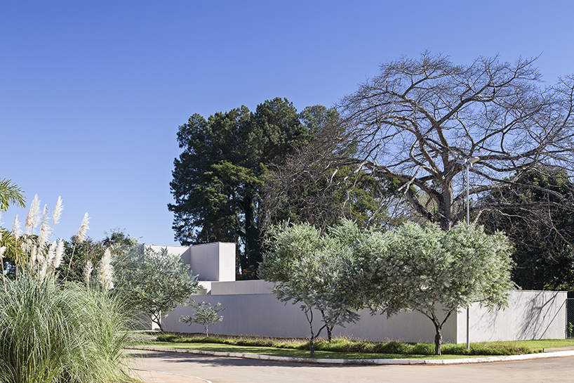 bloco arquitetos panieira house brazil designboom