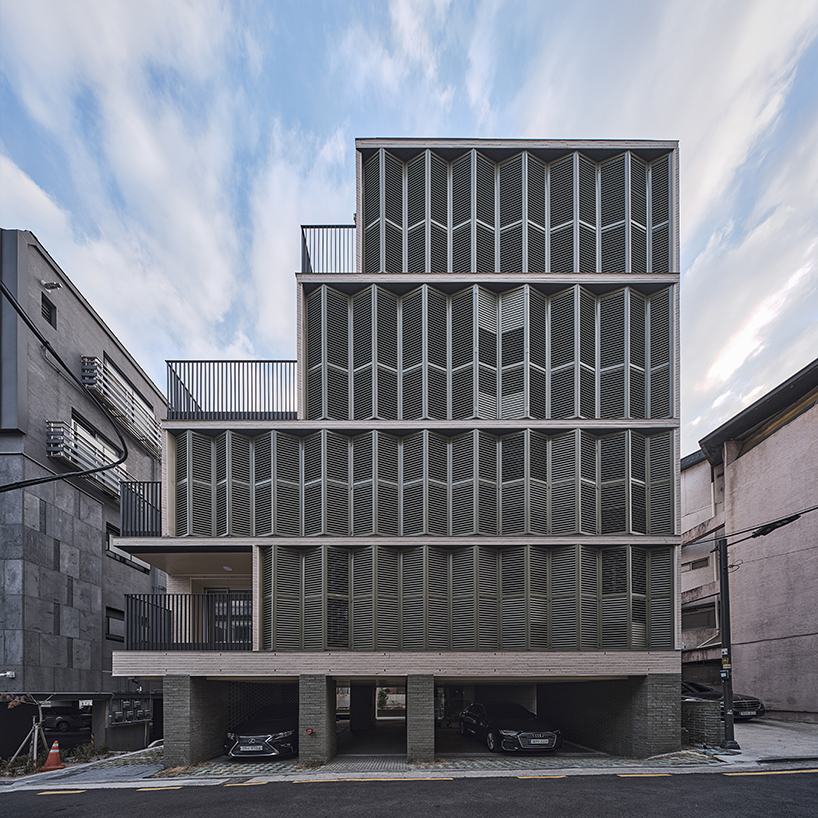 daniel valle architects' staggered villa stands out from restricted urban mass of seoul 