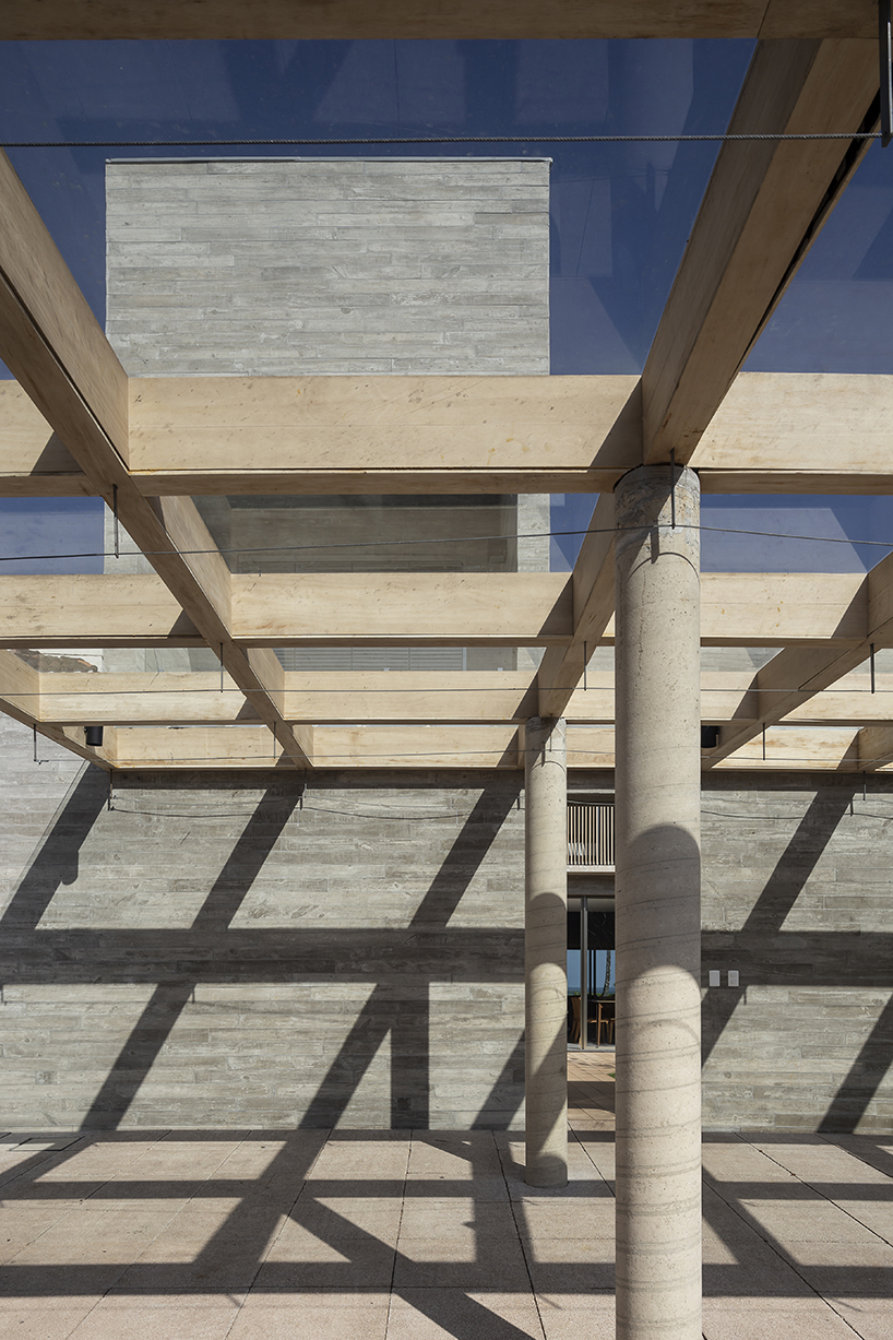 basiches arquitetos integrates outdoor spaces in the renovation of MF house in são paulo designboom