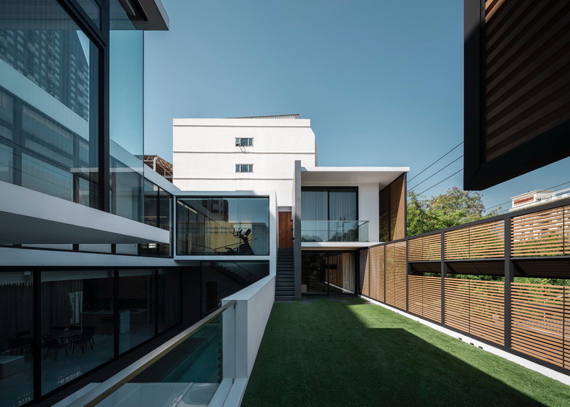 archimontage screens house from the street to achieve privacy in bangkok