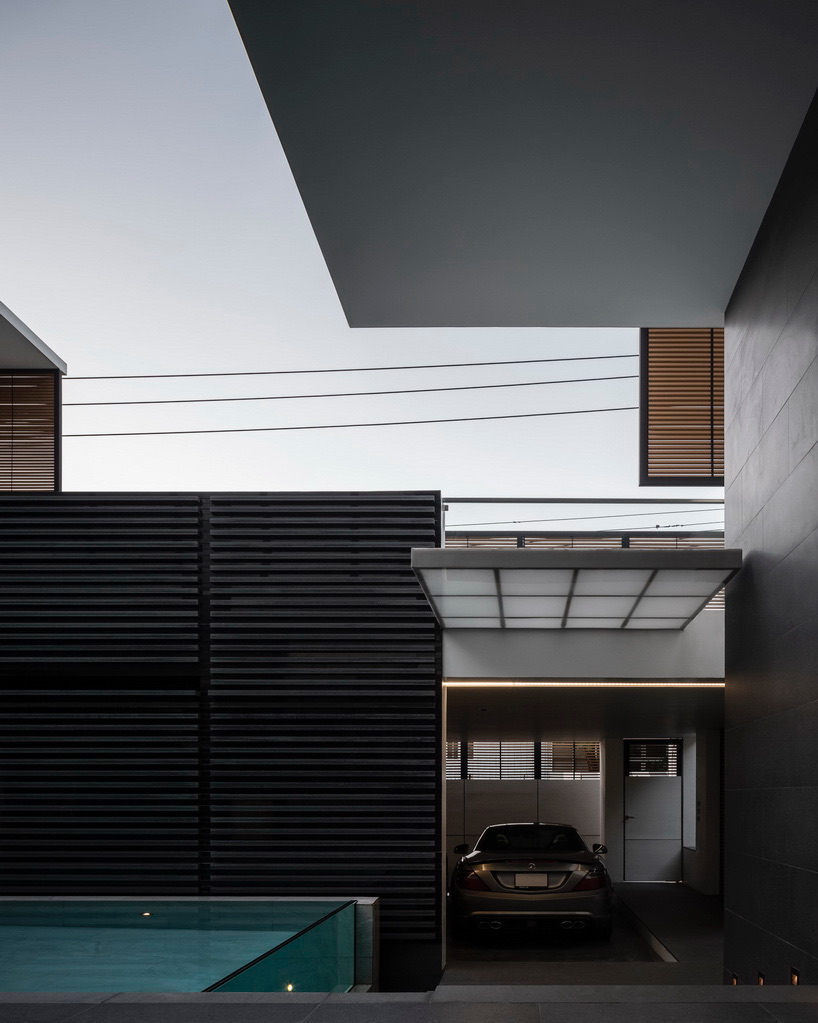 archimontage screens house from the street to achieve privacy in bangkok