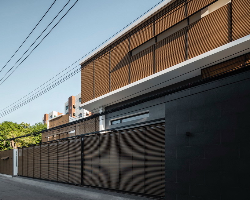 archimontage screens house from the street to achieve privacy in bangkok