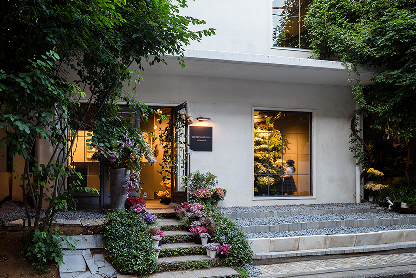 KIAS transforms residence into an exotic flower shop in tokyo