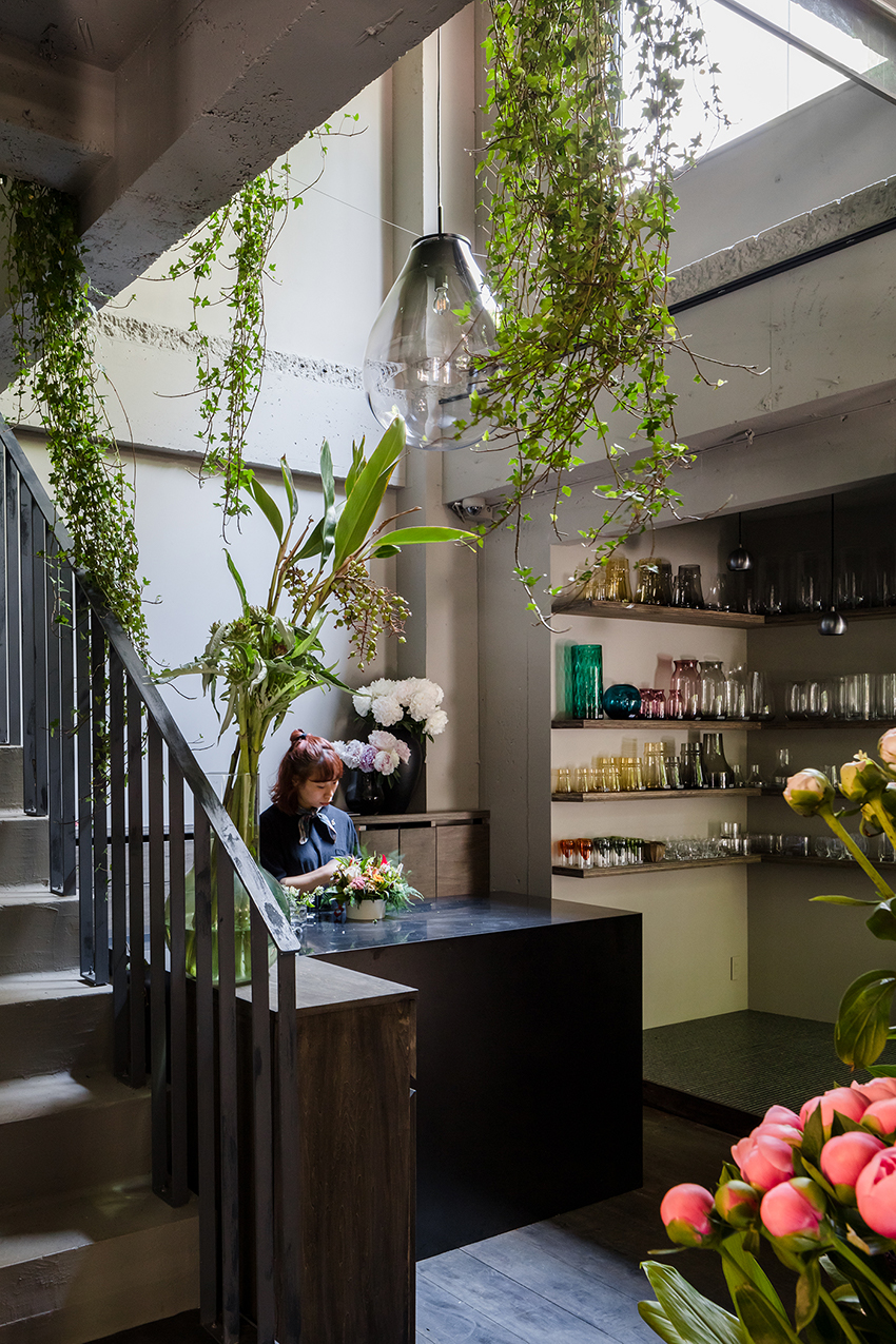 KIAS transforms residence into an exotic flower shop in tokyo
