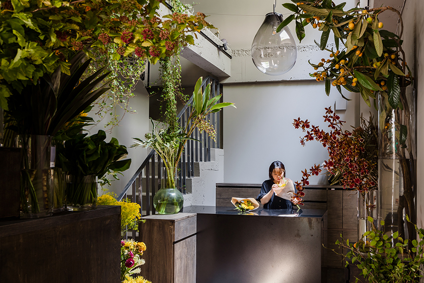 KIAS transforms residence into an exotic flower shop in tokyo