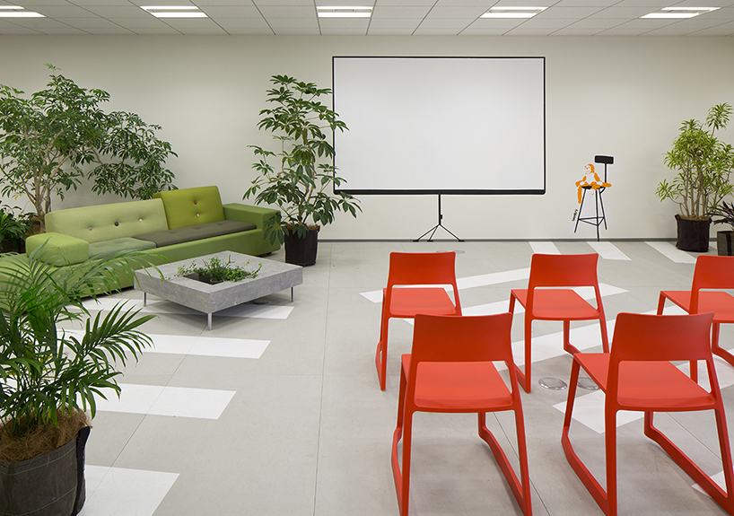 frontoffice liveperson transformable offices tokyo designboom