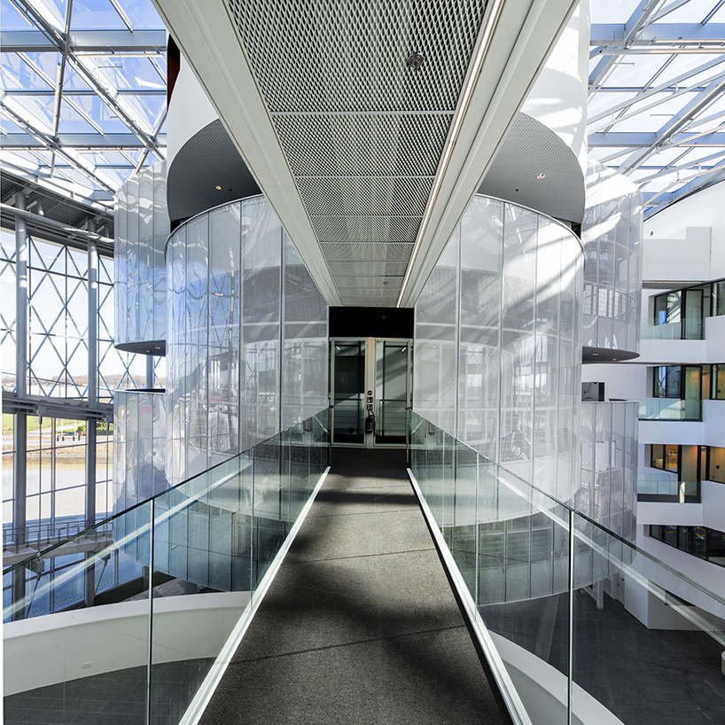 barco kortrijk belgium HQ jaspers-eyers architects