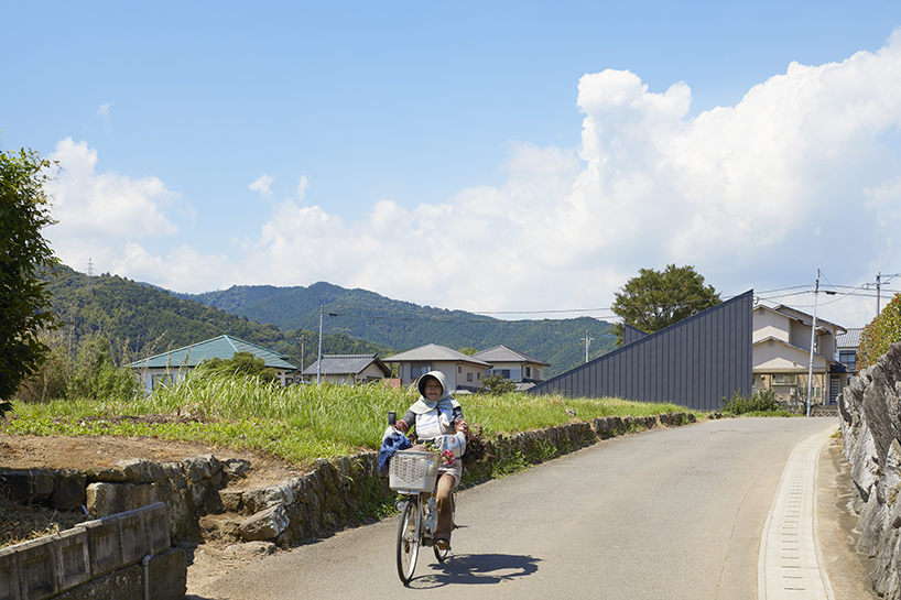 kenta eta's 'house usuki' in japan has sloped roof you can sit on and admire the view