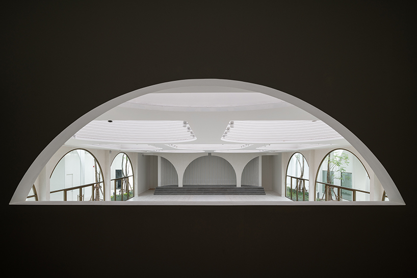 PHTAA forms elegant white arches for aube 'wedding avenue' in bangkok designboom
