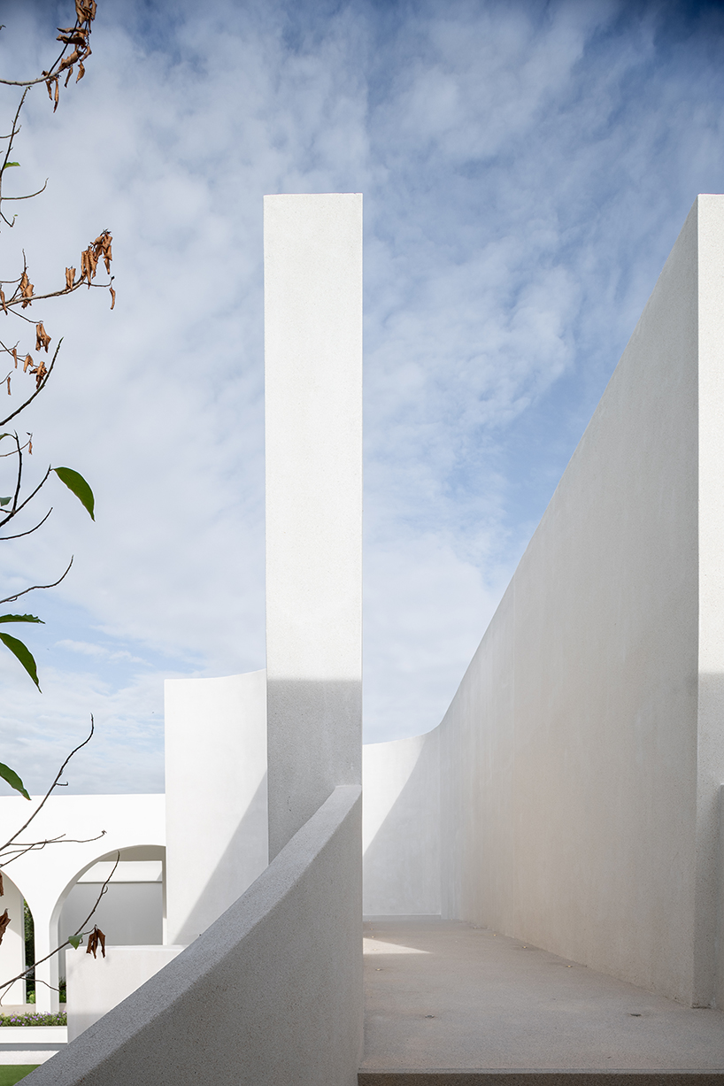 PHTAA forms elegant white arches for aube 'wedding avenue' in bangkok designboom