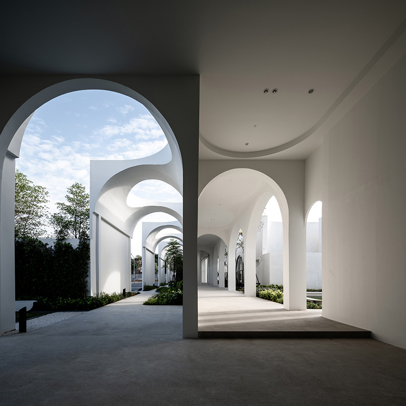 PHTAA forms elegant white arches for aube 'wedding avenue' in bangkok designboom