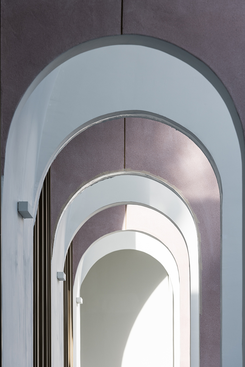 PHTAA forms elegant white arches for aube 'wedding avenue' in bangkok designboom