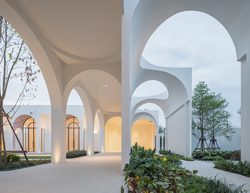 PHTAA forms elegant white arches for aube 'wedding avenue' in bangkok designboom