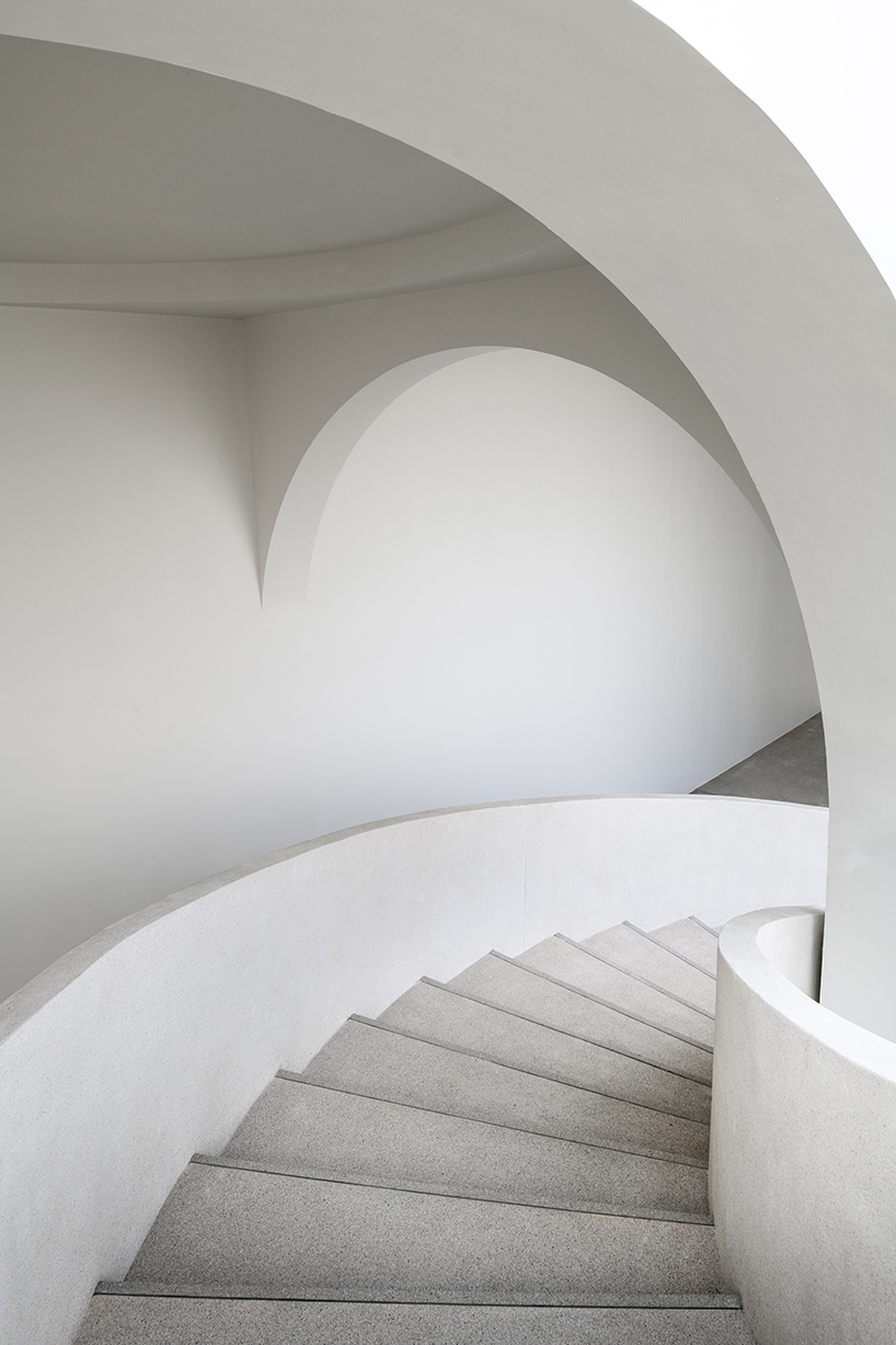 PHTAA forms elegant white arches for aube 'wedding avenue' in bangkok designboom