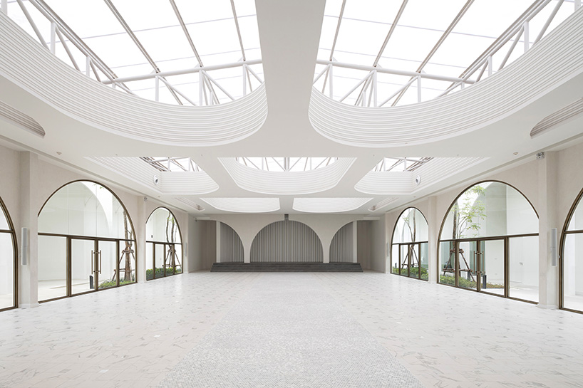 PHTAA forms elegant white arches for aube 'wedding avenue' in bangkok designboom