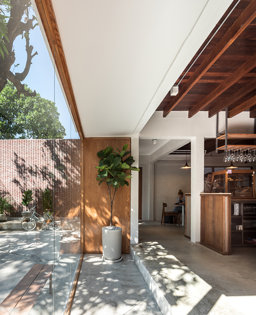 phtaa-h-dining-historic-home-restaurant-coffe-bar-bangkok-thailand-01-15-2019-designboom
