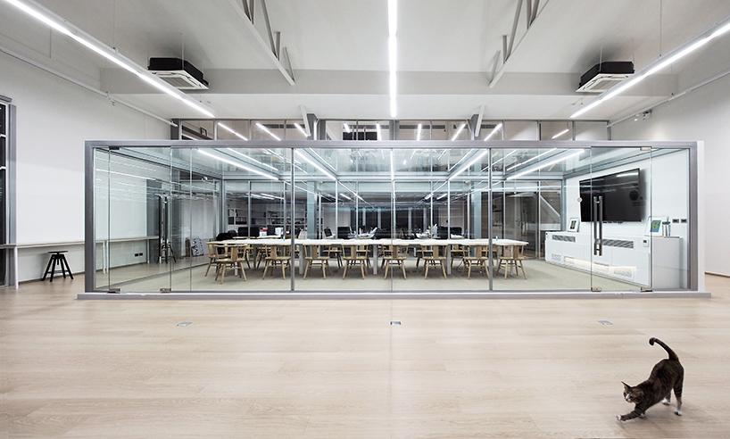 ASWA uses rippled glazing to convert a former warehouse into a new office in bangkok designboom
