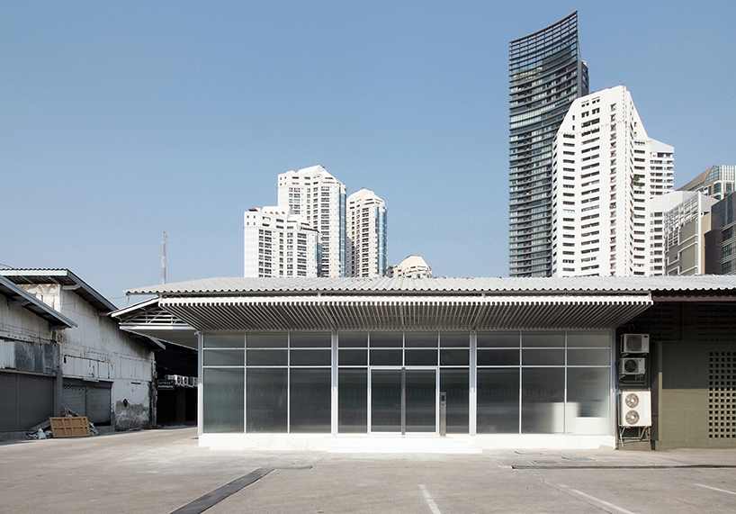 ASWA uses rippled glazing to convert a former warehouse into a new office in bangkok designboom