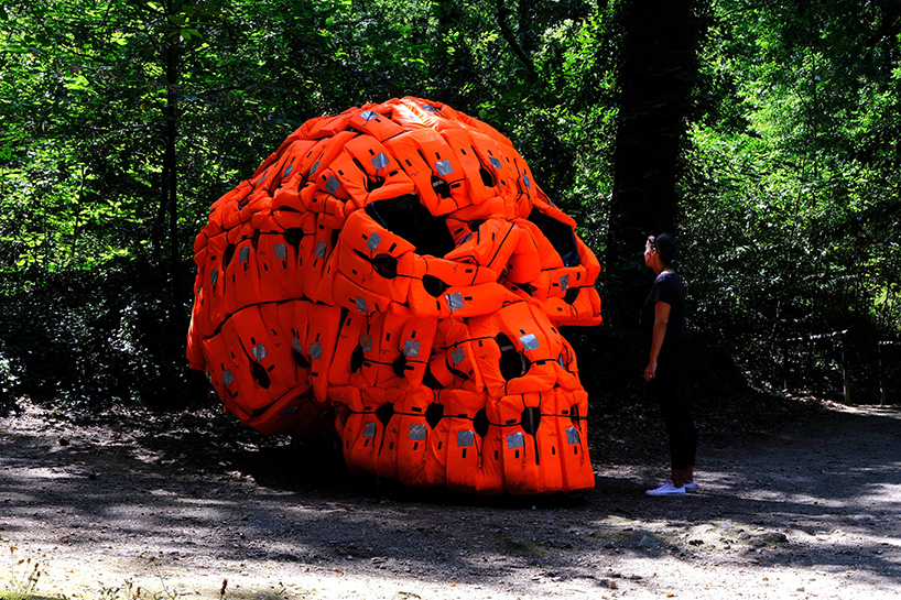 pedro pires sculpts large-scale skull using 140 life vests and rubber from a refugee dinghy designboom