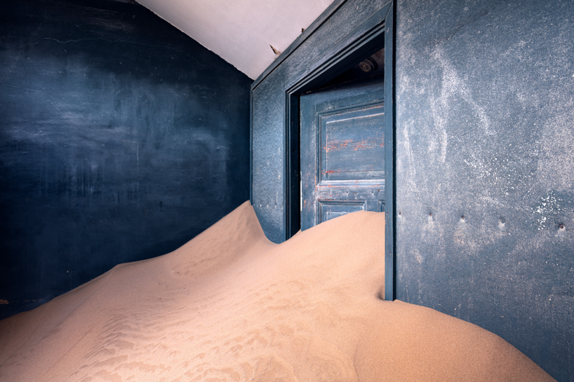 james kerwin captures towns buried in sand for 'uninhabited' photo series designboom