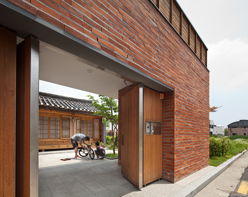 guga urban architecture marries a contemporary home with traditional korean 'hanok' - 2