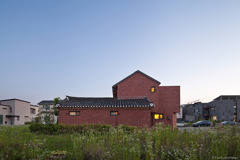 guga urban architecture marries a contemporary home with traditional korean 'hanok' - 6