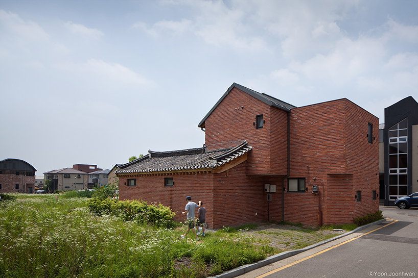 guga urban architecture marries a contemporary home with traditional korean 'hanok' - 8