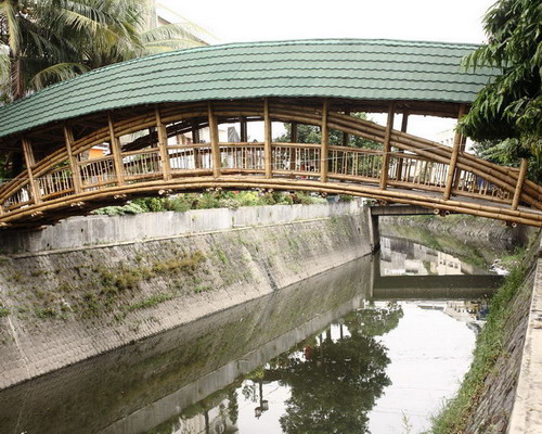 indonesian architects without borders construct bamboo bridge in solo, java