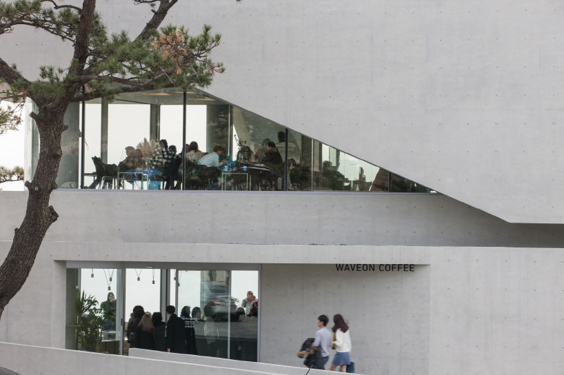 IDMM architects waveon café gijang korea designboom