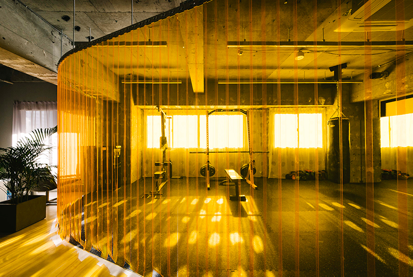arii-irie-architects-cell-gym-interiors-vinyl-curtain-tokyo-japan-02-20-20-designboom