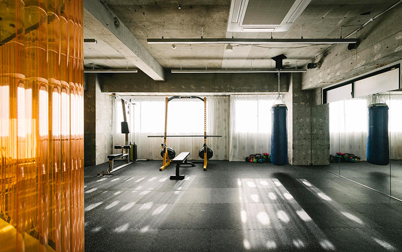 arii-irie-architects-cell-gym-interiors-vinyl-curtain-tokyo-japan-02-20-20-designboom