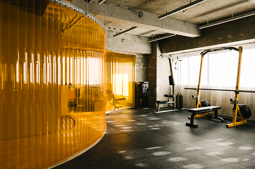 arii-irie-architects-cell-gym-interiors-vinyl-curtain-tokyo-japan-02-20-20-designboom