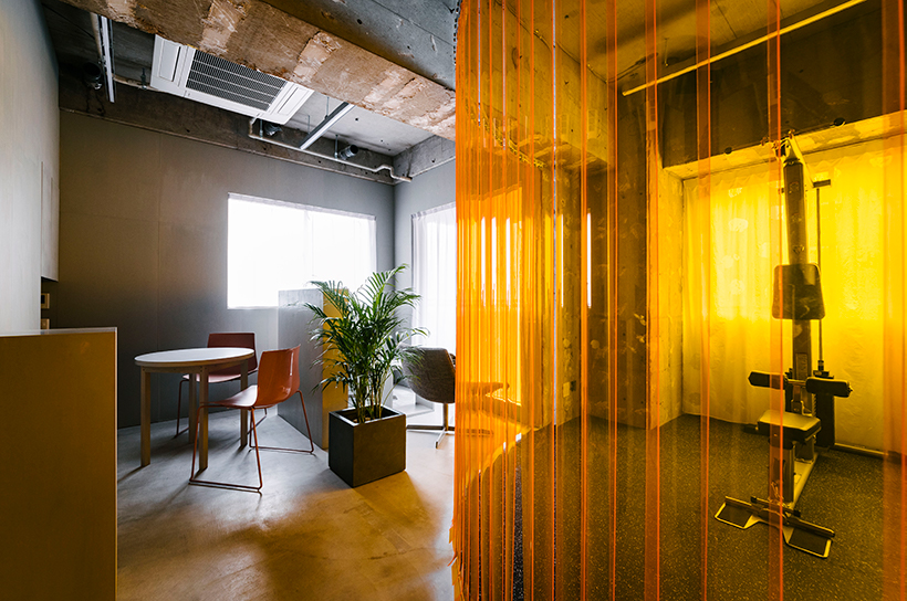 arii-irie-architects-cell-gym-interiors-vinyl-curtain-tokyo-japan-02-20-20-designboom