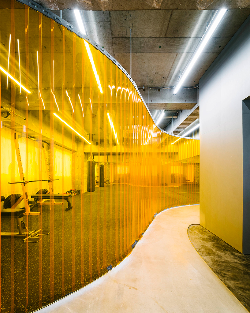 arii-irie-architects-cell-gym-interiors-vinyl-curtain-tokyo-japan-02-20-20-designboom