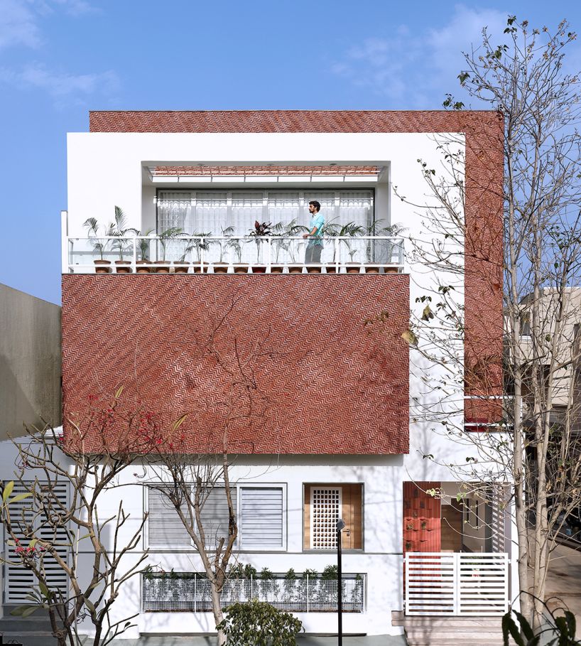 manoj-patel-design-studio-clay-tile-residence-india-06-10-2019-designboom