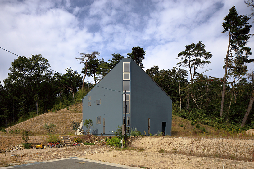 404 error page deisgn example #298: fujiwaramuro architects’ triangular house in kobe sits atop hilly japanese terrain